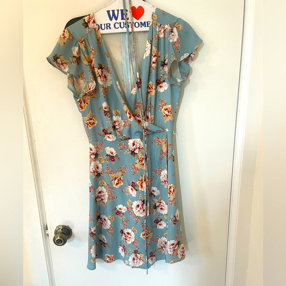 Design lab size medium midi tie waist blue floral adorable dress